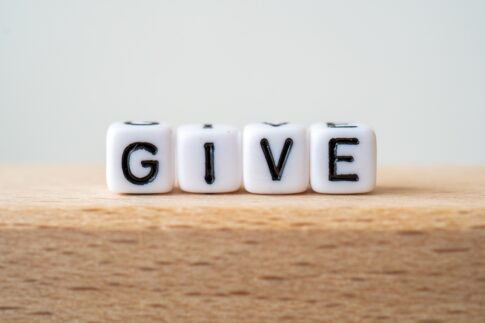 なぜ「見返りを求めない」と心が楽になるのか？ 仏教の「無分別」に学ぶ、本当の奉仕と感謝