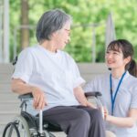 壁の前で立ち止まりながら、母とつくるゆるやかな階段