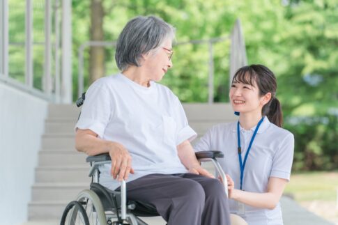 壁の前で立ち止まりながら、母とつくるゆるやかな階段