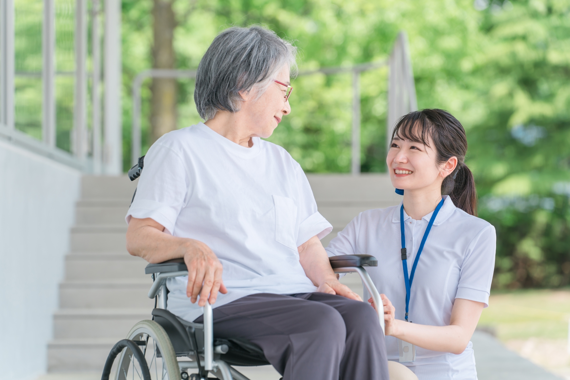 壁の前で立ち止まりながら、母とつくるゆるやかな階段