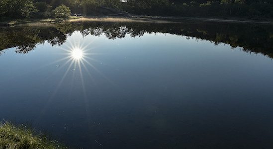 朝の静かな湖面